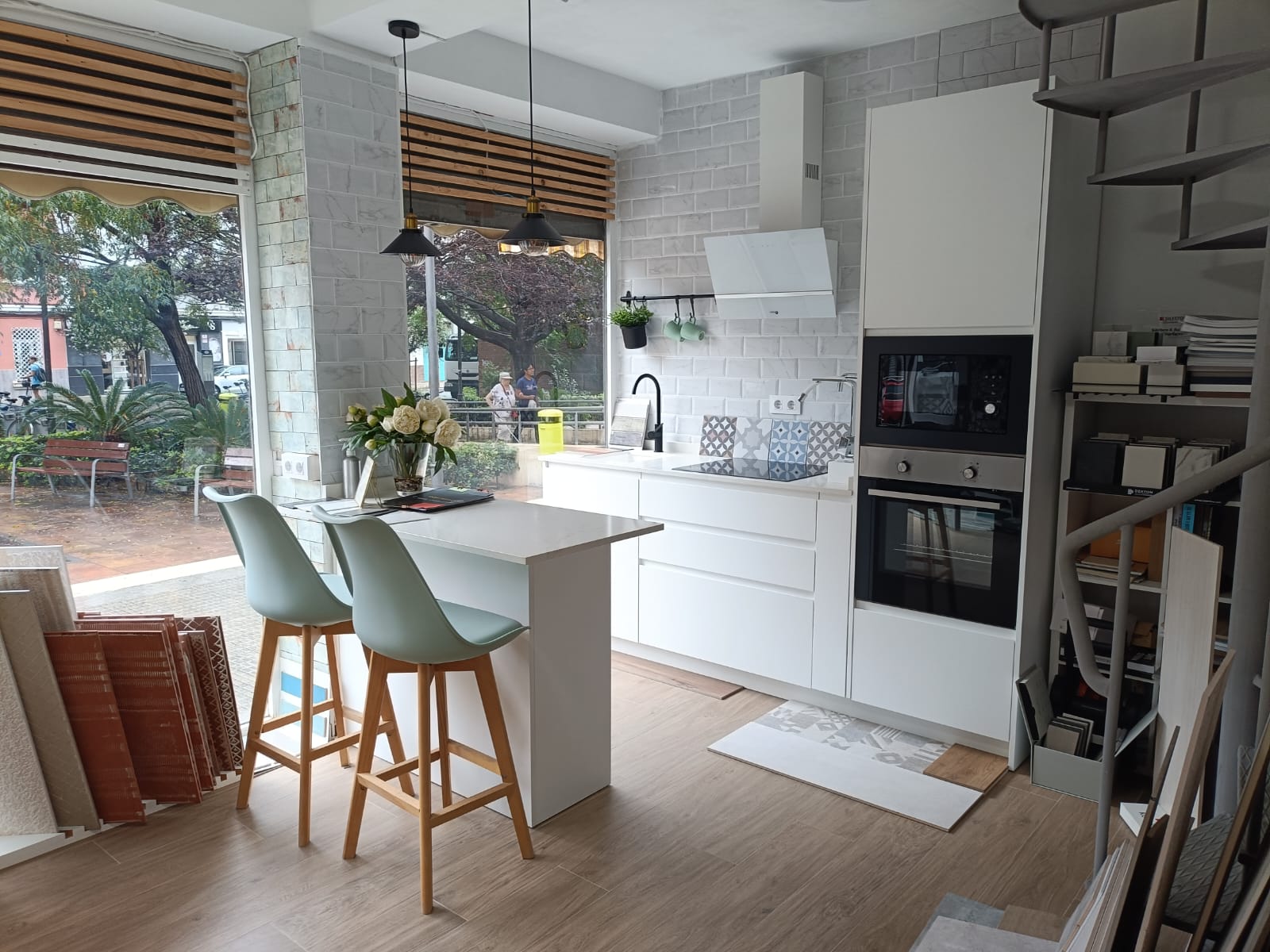 Zona cocina del showroom con ventanal al parque